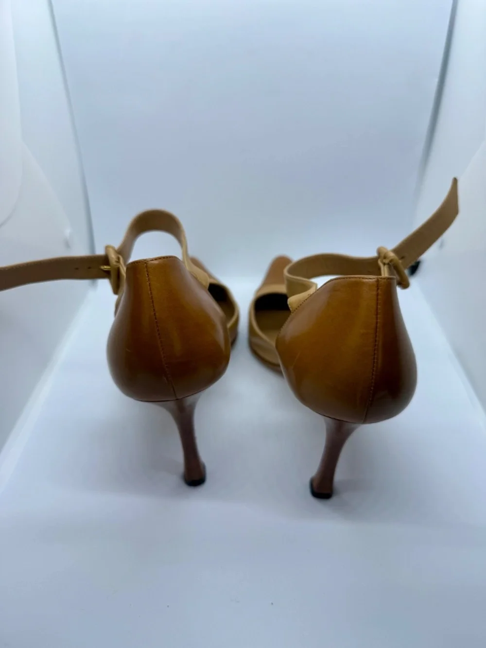 Manolo Blahnik Two-Tone Camel Leather Mary Jane Pumps 39